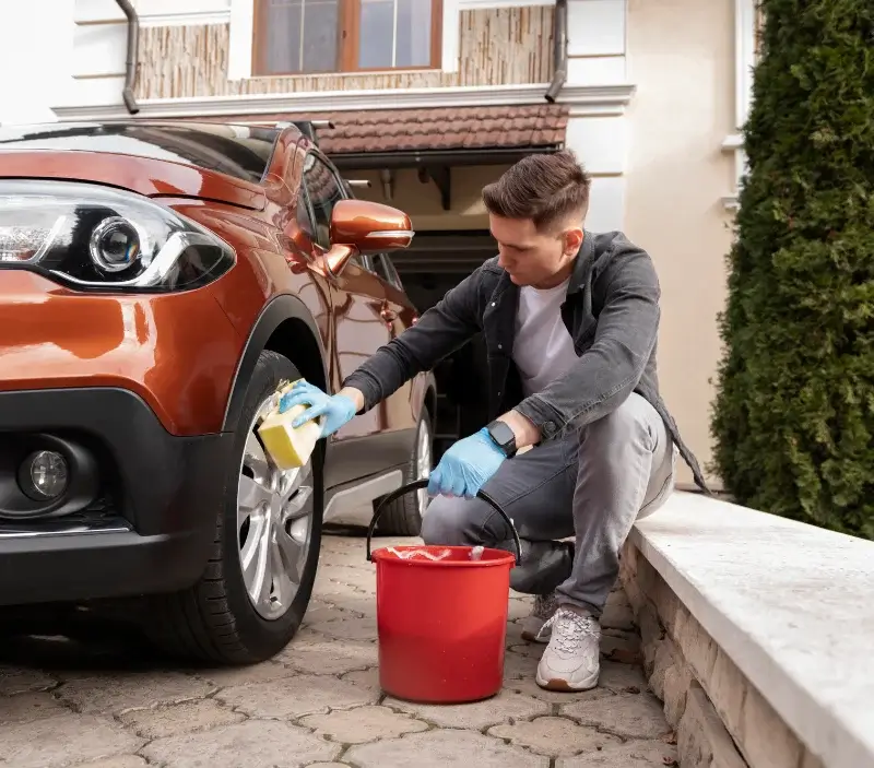 Lavage auto à domicile Saint-André-de-Lancize : professionnel intervenant sur un véhicule